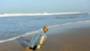 Pronašao je flašu na plaži i šokirao se onim što je bilo unutra: Pored pisma u njoj se nalazilo još nešto