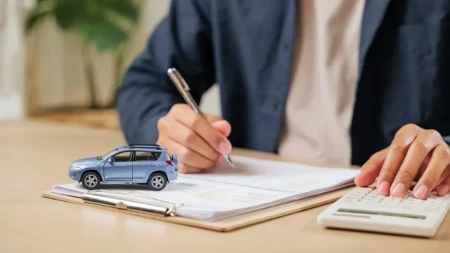 Imate pasoš i vozačku, ali to možda nije dovoljno - papir koji morate da imate ako vozite tuđi auto preko granice
