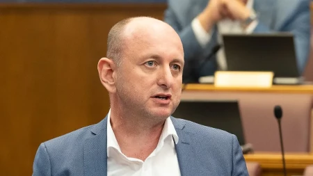 Knežević pobesneo zbog napada na Mladića: „Lečite se, smradovi! Dedovi vam leže po Šumadiji“