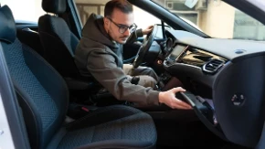 U kolima zaboravio predmet koji svi imamo, a onda je sve planulo - stvari koje nikad ne bi trebalo da ostavljajte u kolima po vrućinama