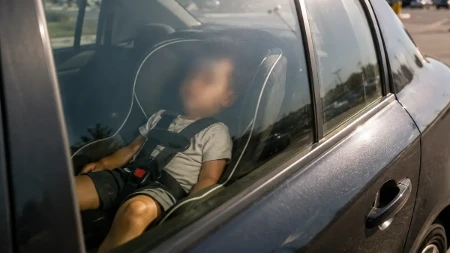 Drama u Novom Pazaru! Dete ostavljeno u užarenom autu, prolaznik čuo plač