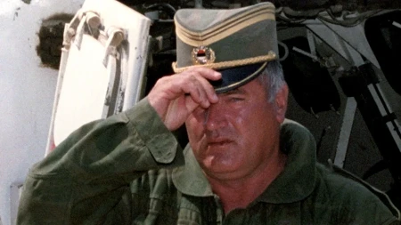 "Ispade jedino Ratko Mladić imao oružje, a drugi, umesto pušaka, nosili buket cveća" Episkop Sergije o smrti generala: Lešinari će kružiti nad odrom