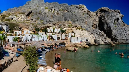 Ovde je Grčka najlepša u septembru: More 24°C, nema paklenih vrućina, na plaži mesta koliko hoćeš, a cene upola manje