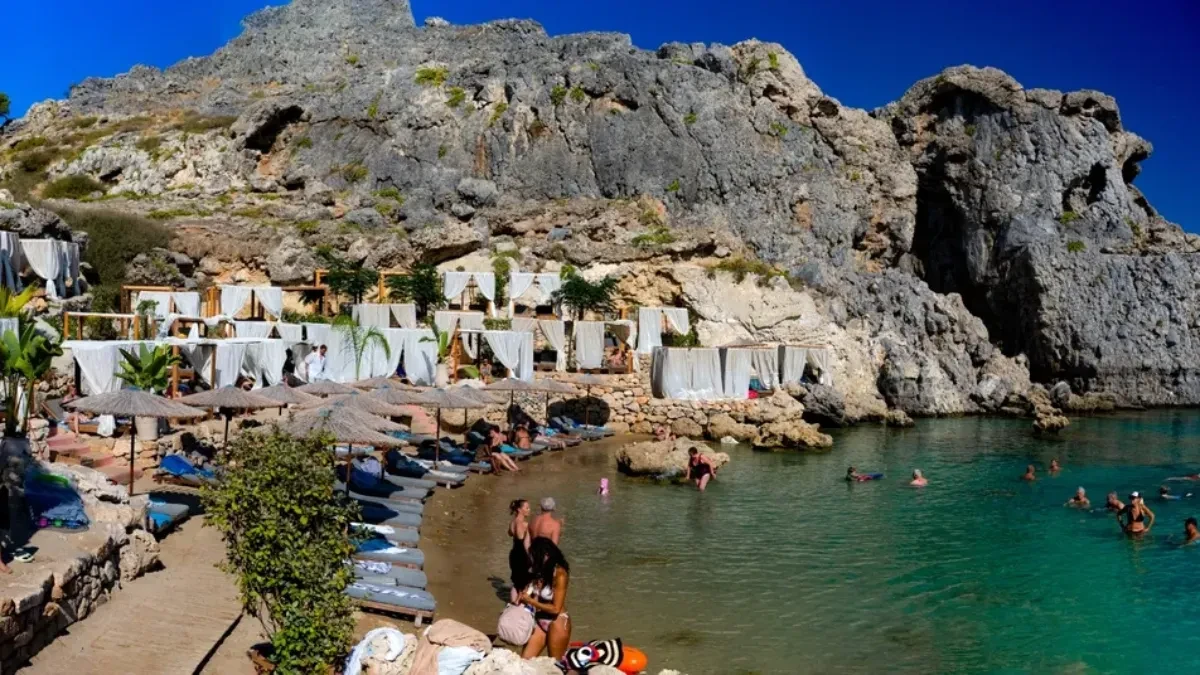 Ovde je Grčka najlepša u septembru: More 24°C, nema paklenih vrućina, na plaži mesta koliko hoćeš, a cene upola manje