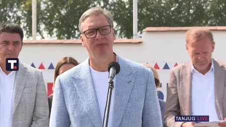 Vučić u Ljuboviji sa narodom: Predsednika dočekali građani sa zastavama i transparentima "Srbija pobeđuje" (FOTO/VIDEO)