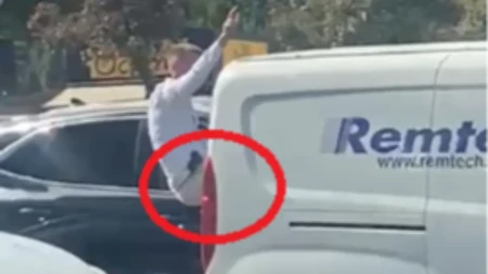 Šta mu je to za pojasom?! Uplašeni Beograđani nam poslali snimak: "Vozi se sa pištoljem po gradu"! (VIDEO)