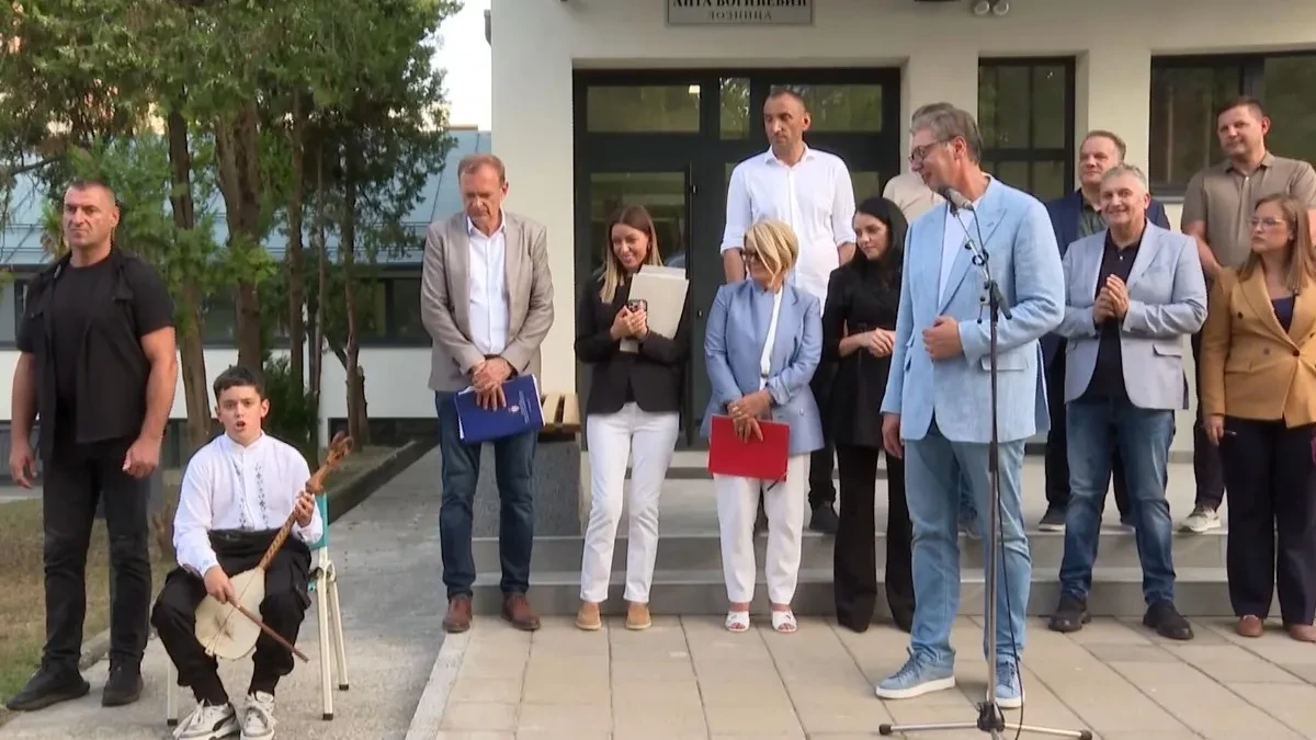 Vučić u Loznici: Odjekuju gusle i "Aco, Srbine" (FOTO/VIDEO)