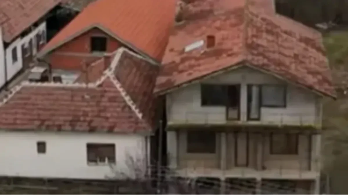 Zapuštena i bez fasade: Mitrović mu dao 100.000 evra, a evo u kakvoj kući živi njegov otac! (FOTO)