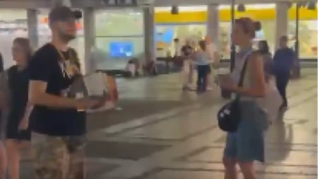 Snimljena žena Tihomira Stanića! Delila materijal blokadera u centru Beograda, a onda je primetila kameru! (VIDEO)