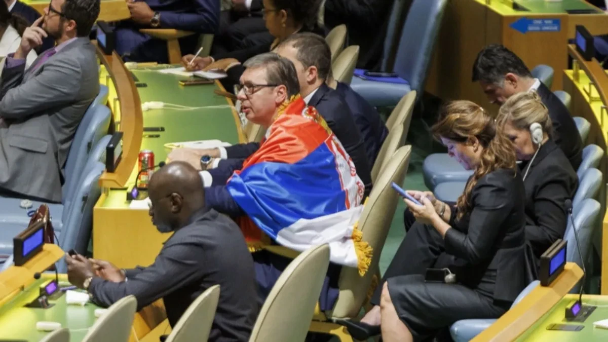 Sav blokaderski besmisao: Vučić osramotio narod jer se borio protiv Rezolucije o Srebrenici! Čak se ogrnuo u srpsku zastavu!