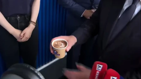 Vučić dobio kafu sa svojim likom: "To ću Siniši da dam da popije" (VIDEO)
