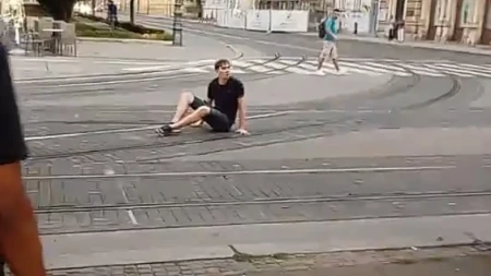 Uznemirujuće scene iz centra grada: Mladić leži na šinama, tramvaj u neposrednoj blizini (VIDEO)