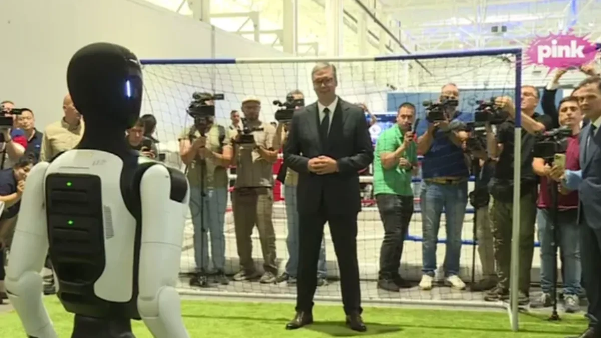 Vučić odbranio penal robotskom fudbaleru! Predsednik oduševio u fabrici u Šapcu! (VIDEO)