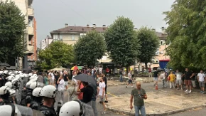 Blokaderi ponovo prave haos! Pogođen snimatelj RTS-a u Užicu, incidenti se nastavili i po kafićima (VIDEO)