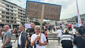 „Da nam bude doživotni predsednik!“ Građanin jedva čeka Vučića, pogledajte šta je poneo sa sobom (VIDEO)