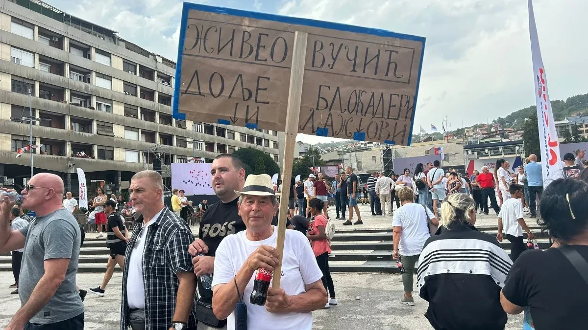 „Da nam bude doživotni predsednik!“ Građanin jedva čeka Vučića, pogledajte šta je poneo sa sobom (VIDEO)