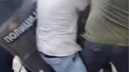Gde je zdrav razum roditelja?! Dete stavili u prvi red ispred policijskog kordona na blokaderskom skupu (VIDEO)