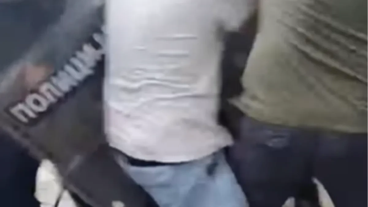 Gde je zdrav razum roditelja?! Dete stavili u prvi red ispred policijskog kordona na blokaderskom skupu (VIDEO)