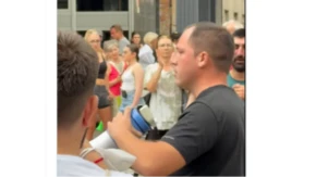 Blokader sa megafonom potpuno izgubio kontrolu! Policajcima pominjao majke i očeve, pa urlao „Udri Srbe!“ (VIDEO)