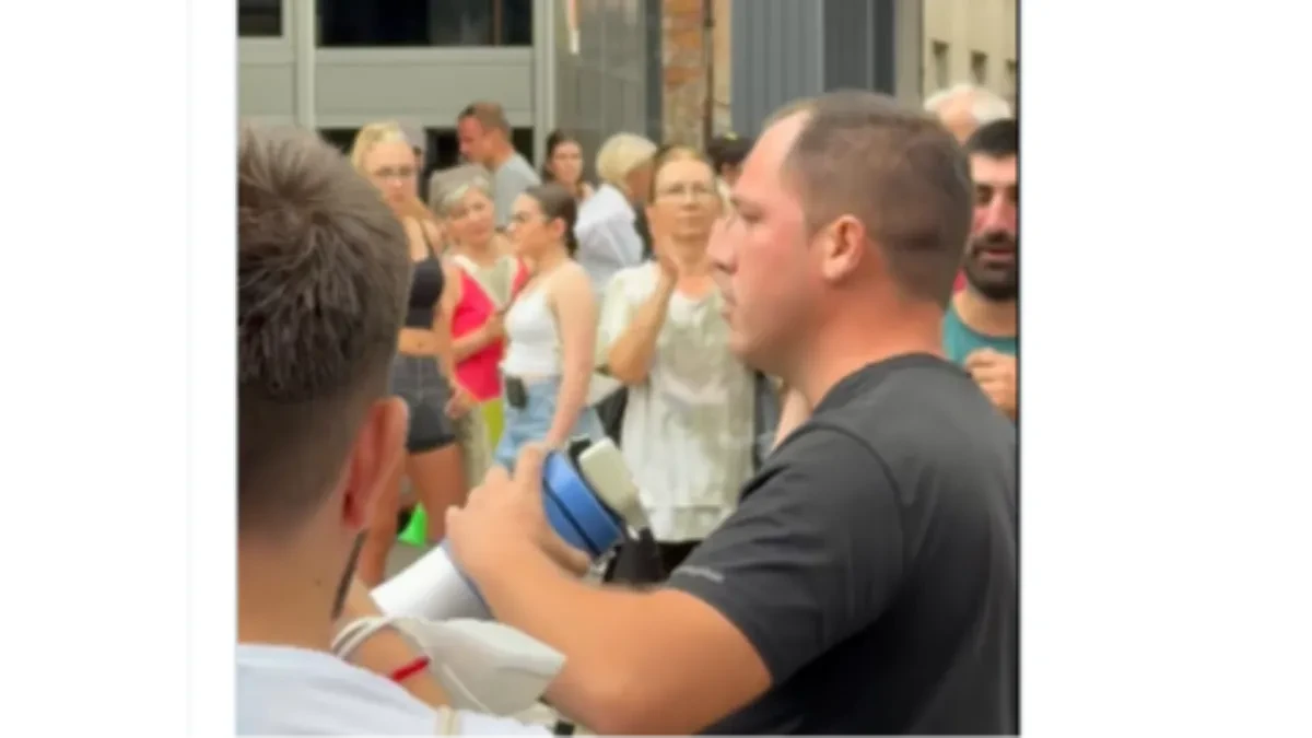Blokader sa megafonom potpuno izgubio kontrolu! Policajcima pominjao majke i očeve, pa urlao „Udri Srbe!“ (VIDEO)