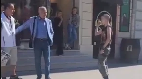 Nove scene nasilja u Novom Sadu! Naprednjak mirno stajao za štandom, a onda mu je prišao blokader (VIDEO)