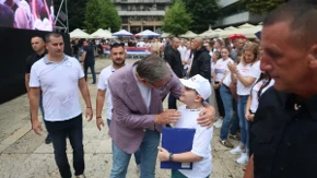 Mali Andrija prišao Vučiću sa posebnim poklonom: Kada pročitate šta mu je napisao, biće vam jasno zašto je ovaj trenutak toliko dirljiv (FOTO)