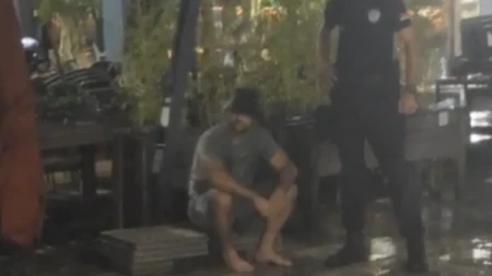 Došao da razbija glave ljudima ogromnim čekićem! Policija savladala pomahnitalog blokadera u Užicu (VIDEO)