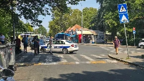 Sve vrvi od policije na Karaburmi: Prve fotografije s mesta jezivog ubistva muškarca (73)