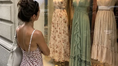 Ako želite da sakrijete stomak, birajte ove haljine: 5 krojeva koji vizuelno sužavaju struk i izdužuju figuru