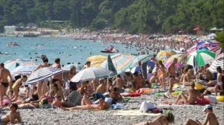 Zabranjeno kupanje na popularnim plažama u Crnoj Gori: U more se izlile fekalije, turisti besni, "ne može da se diše od smrada!"