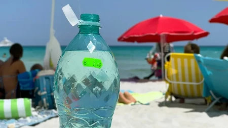 Turisti besni - na poznatoj plaži traže im novac da napune flašu vode, vlasnik objasnio razlog