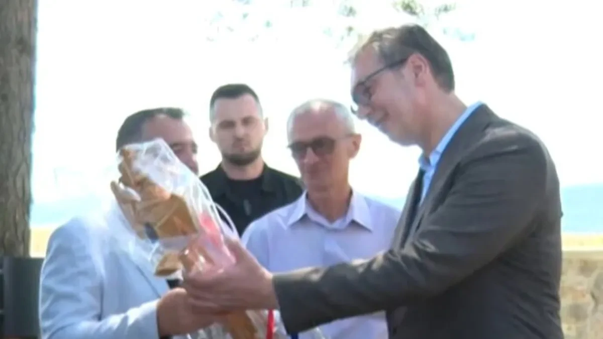 Veličanstven poklon za predsednika Srbije!