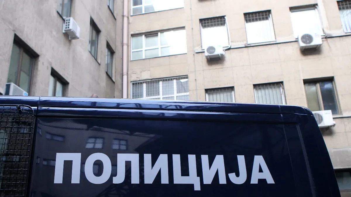 Tukli mladića, pa ga jurili automobilom i namerno udarali u njegovo vozilo! Uhapšena trojica osumnjičenih