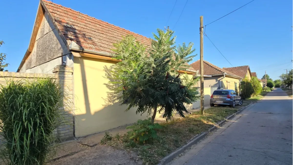 Kuća sa velikim placem za 22.000 evra: Prodaje se nameštena, useljiva i bez tereta