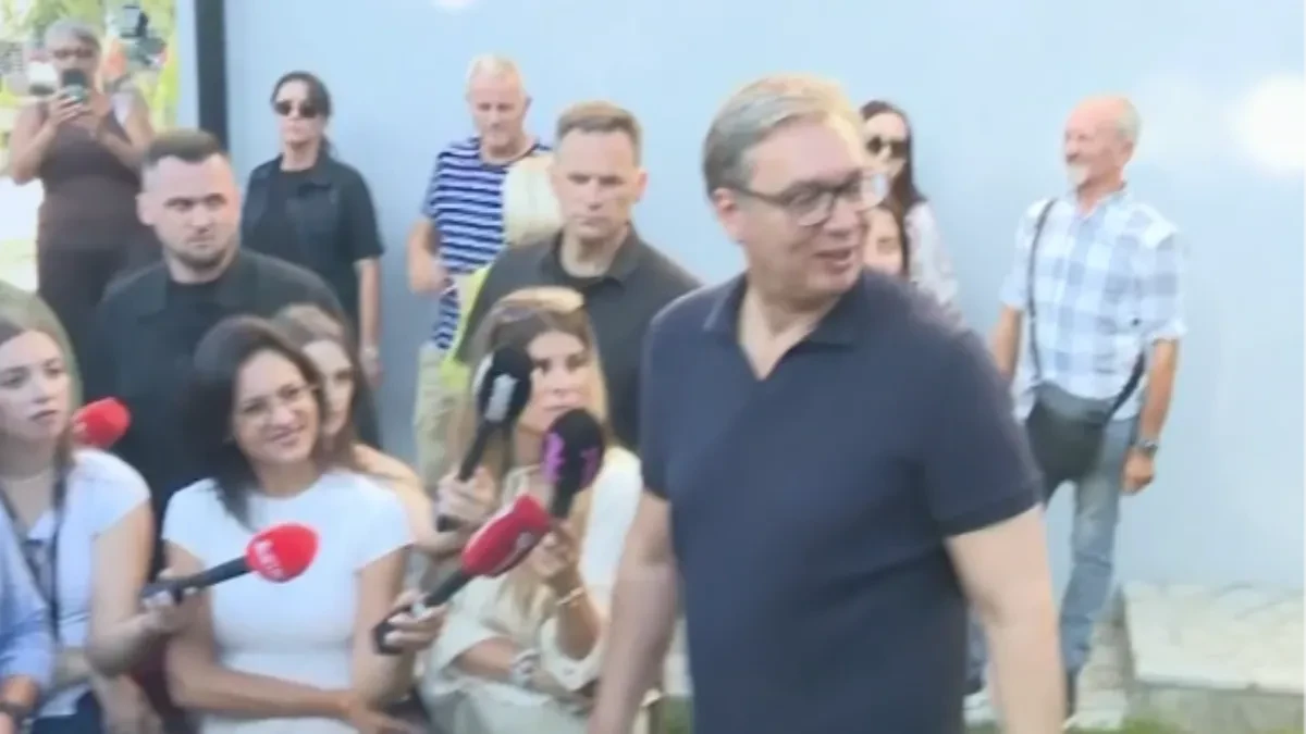 Vučić sa narodom: Predsedenik ugostio meštane u porodičnoj kući u Čipuljiću