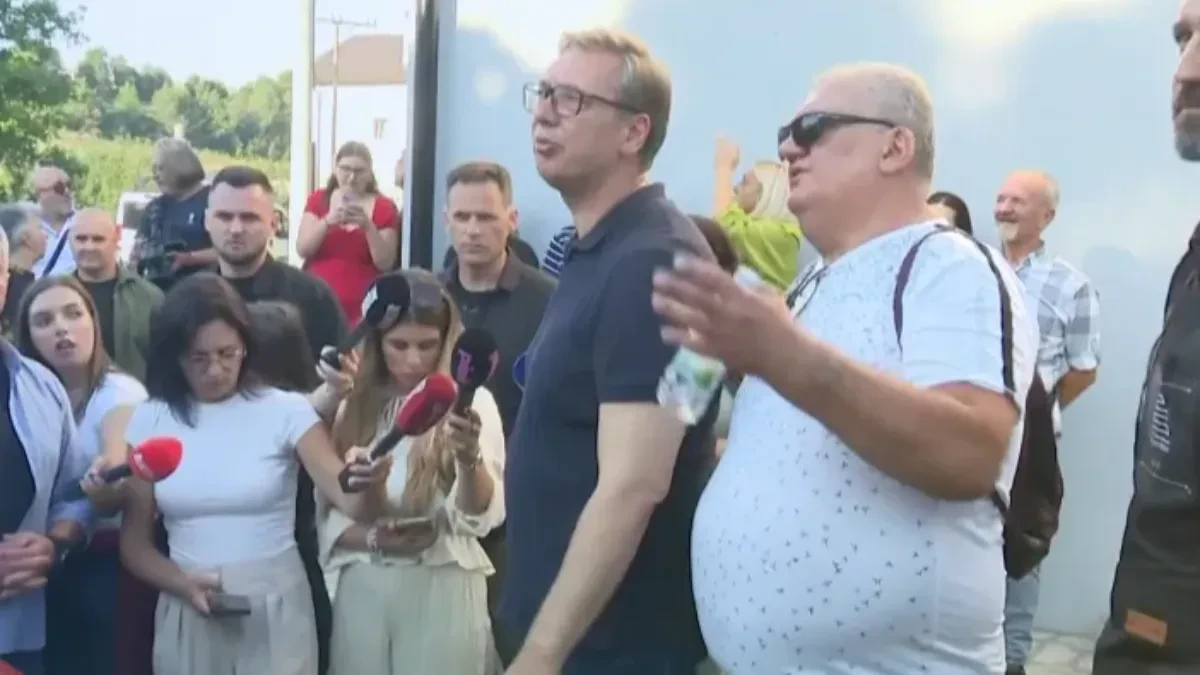 "Ovo je baba Višnjina kuća, a ona tamo je naša, spaljena" Vučić: Tu sam proveo pola života