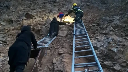 Dečak ostao zarobljen na litici, monasi krenuli da ga spasavaju, hitno reagovali vatrogasci