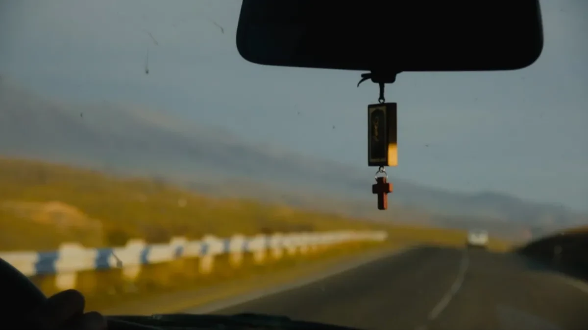 Da li je u redu držati krst na retrovizoru? Mnogi vozači to rade, a evo šta na to kaže crkva