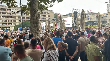 Blokaderi gađali policajce i demolirali autobuse: Oglasio se MUP o skupu u Užicu!