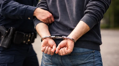 Nakon sudara izvadio nož i izbo muškarca: Uhapšen vozač (43) iz Doljevca 