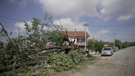 Za mojih 65 godina ne pamtim ovakvu oluju: Nevreme u Gornjoj Gorevnici napravilo haos - jak vetar nosio krovove, čupao drveće