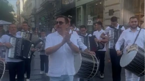 TAPANI, HARMONIKE I NARODNO VESELjE KAO UVERTIRA ZA "TAŠ": Dragan Kojić Keba napravio spektakl u Knez Mihailovoj (FOTO)