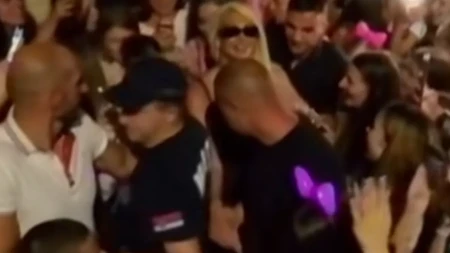 Karleuša hitno prekinula koncert u Blacu! Izgubila se devojčica u masi, pevačica uputila apel publici