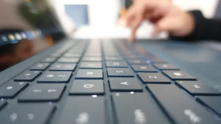 Treba vam minut: Očistite tastaturu laptopa za tren oka - postupak nikad lakši