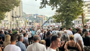 Policija traga za napadačima sa skupa SNS u Užicu: Kamenom pogodio kamermana RTS-a, stolicom i flašom napadali policajce