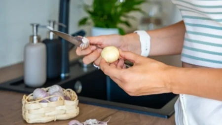 Nećete više ići među ljude dok vam se ruke osećaju na beli luk: 1 stvar iz kuhinje ubija miris momentalno