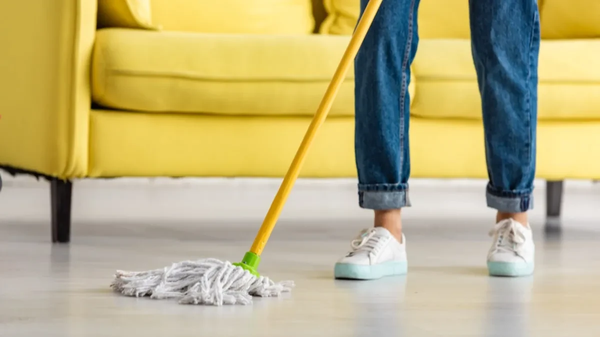 Uništavate laminat, a niste ni svesni: Ova sredstva za čišćenje odmah prestanite da koristite