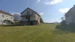 Kuća za 27.000 evra, a plac 10,5 ari! Puca pogled na Frušku goru, ima gradsku vodu i bunar