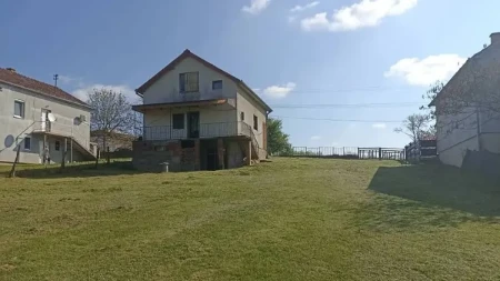Kuća za 27.000 evra, plac 10,5 ari! Puca pogled na Frušku goru, ima gradsku vodu i bunar