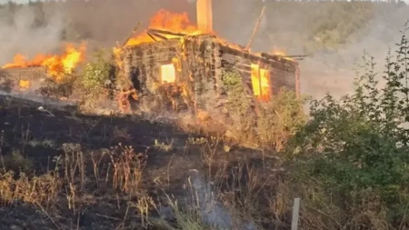 Buktinja progutala market u Vršcu: Deo objekta se urušio, čule se i detonacije! (VIDEO)